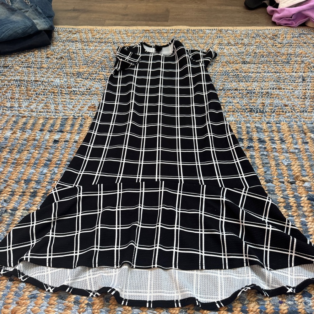 5/25$ Agnes & Dora Black and White Plaid Dress